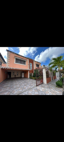 Casa De Venta En El Residencial Carmen María. Av. Colombia 