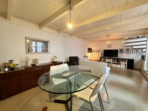 Venta - Casa Pasillo A 2 Cuadras Del Río. 3 Dormitorios Y Patio. Alquila Cochera En Edificio Al Lado