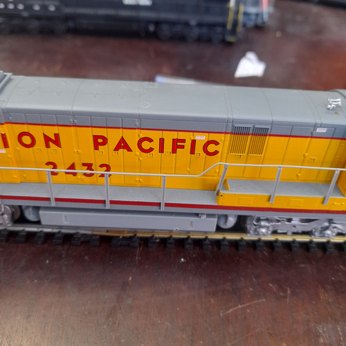 Imagem 5 de 10 de Locomotiva Ho Ge C30-7 Up 2432 Atlas 9 Polegadas /19