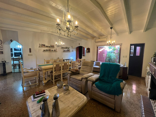 Amplia Vivienda Con Excelentes Comodidades Proxima Al Centro De La Ciudad