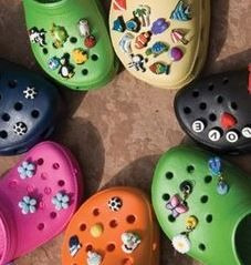 how to put pins on crocs