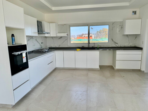 Venta De Casa A Estrenar En Barrio Cerrado Village Joven