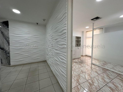 Oficina Remodelada En Venta Cc Torre Cosmpolitan Con Planta Electrica Excelente Ubicacion Maracay Estef 25-202