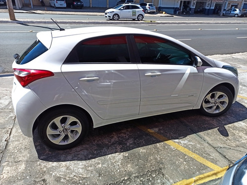 Imagem 4 de 15 de Hyundai Hb20 2014 1.0 Comfort Style Flex 5p