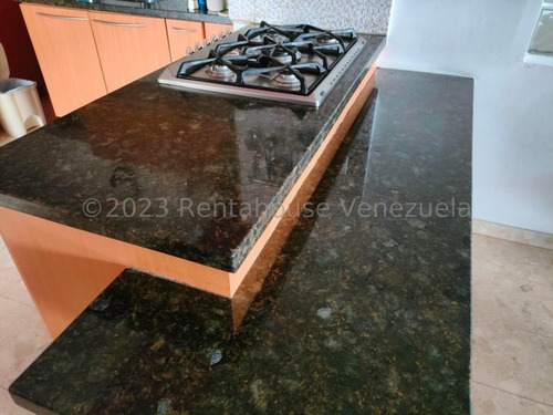 Apartamento En Venta En Los Chaguaramos. Yr242162. Apartamento 4hab 3 Baños, Maletero, Tanque De Agua; Muy Ventilado E Iluminado, Con Vista De 200 Grados Al Avila Y Panorámica De La Ciudad.