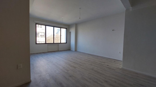 Imagen 2 de 17 de Apartamento En Venta 2 Dormitorios En Centro - Luminoso Y De Ambientes Amplios