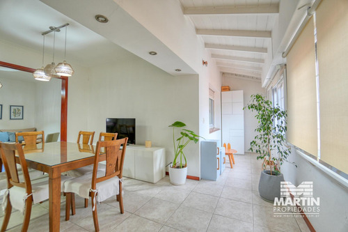Casa En Venta En Olivos 4 Ambientes, 2 Dormitorios Con Vestidor, Patio Propio. A 2 Cuadras De Av.