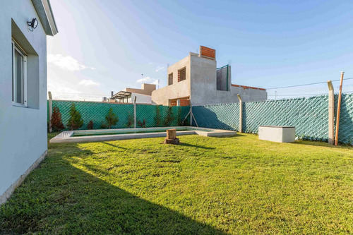 Casa En Venta 3 Dormitorios Y Pileta En La Plata