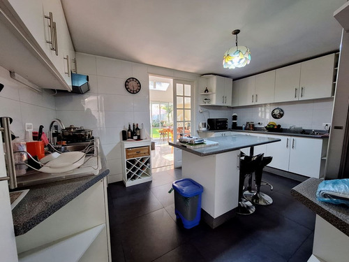 Casa En Venta De 5 Dorm. En Ñuñoa