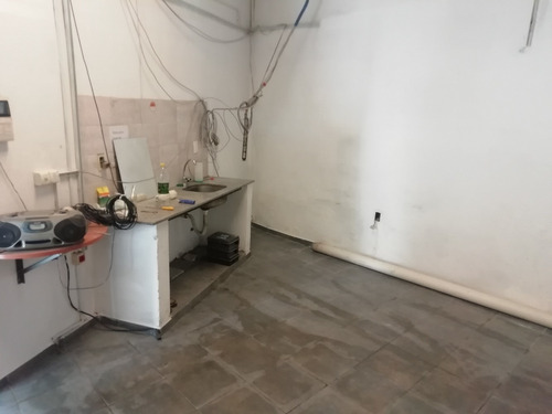 Local De 385 Metros Con 2 Baños, Vestuario Y Oficinas.!!!