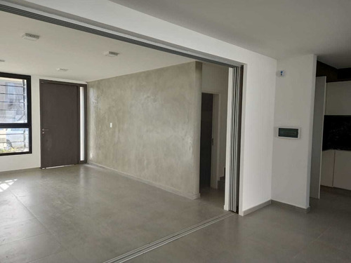 Amplio Duplex En Venta En Greenville Ii