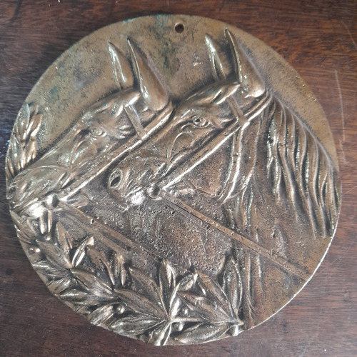 Imagem 1 de 8 de Medalhão Cavalos Bronze Para Parede 21 Cm Diâmetro 