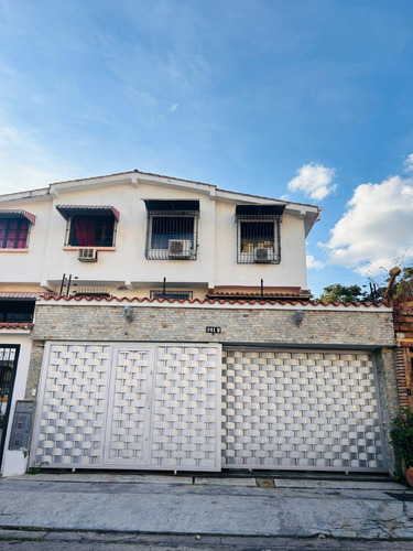 Casa De 3 Plantas De 326 Mts Amoblada En Urb Prebo.