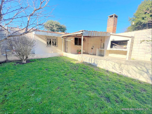 Venta Casa Padrón Único, En Curva De Maroñas, Dos Dormitorios, Jardín, Gran Patio Semi Techado Con Parrillero Y Lugar Para Auto Al Frente