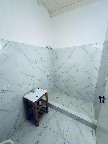 Complejo 4 Duplex + 2 Galpones En Temperley C/renta