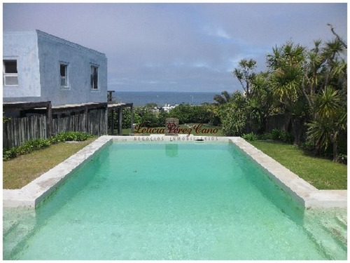 Venta Casa En El Chorro, 5 Dormitorios Hermosa Vista Al Mar - Ref: 16511