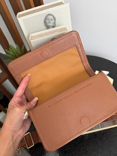 Bolsa Marc Jacobs The Leathermini Bag Acabado De Los Herrajes Oro Color Camel Correa De Hombro Camel Diseño De La Tela Lisa