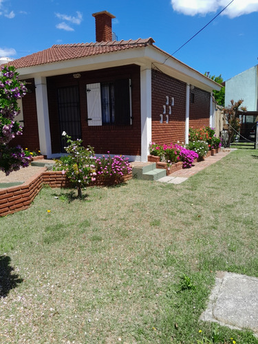 Chalet Al  Frente Con Cochera ,parrilla  Y  Patio