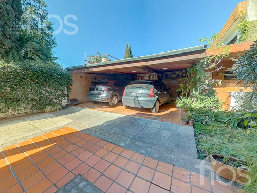 Venta Casa 6 Dormitorios Cochera Jardín Dos Plantas En Barrio Roque Saenz Peña