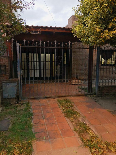 Vendo Casa En Barrio Alejandro Centeno - 4 Dormitorios