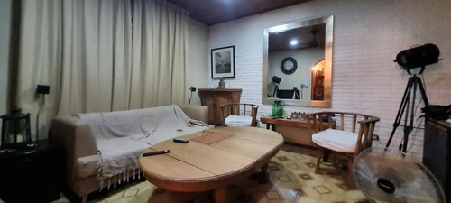 Casa Sobre Lote De 10x40 Con Gran Jardín Con Piscina - En Venta
