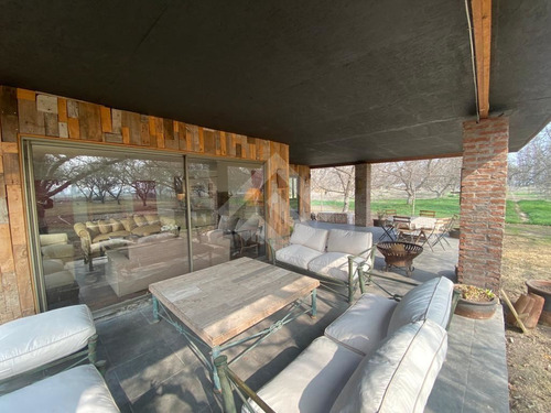 Casa En Arriendo De 6 Dorm. En Colina