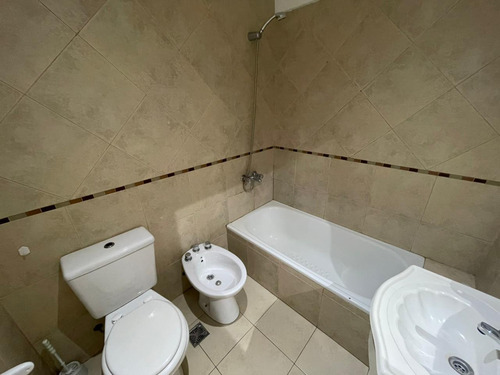 Dto De 2 Ambientes En Venta Al Frente Con Balcón