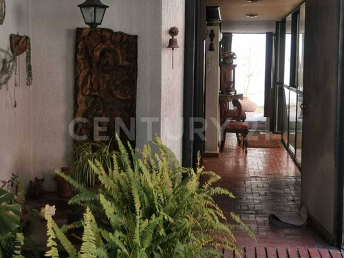 Casa En 2 Niveles Con Potencial Para Modernizar O Construir Un Gran Proyecto