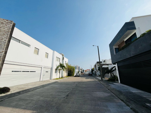 Casa En Venta En Veracruz De 1 Nivel Fracc. Las Palmas. Medellín. Ver.