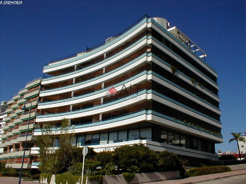 Imagen 24 de 30 de Espectacular 3 Dormitorios Frente Al Puerto De Punta Del Este. Inmejorables Comodidades Y Ubicacion. Consulte.