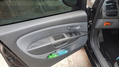 Imagem 6 de 9 de Fiat Linea 2013 1.8 16v Absolute Flex Dualogic 4p