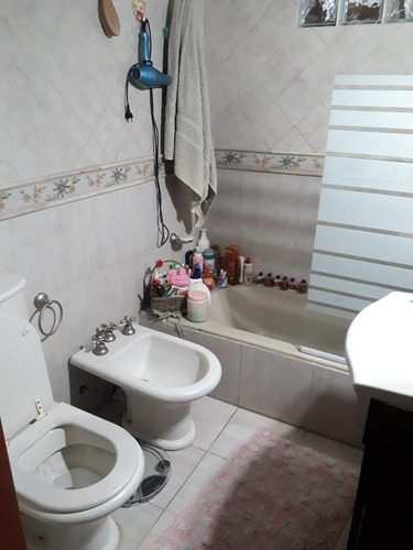 Casa En Venta - 2 Dormitorios 1 Baño - Cochera - 90mts2 - Los Hornos, La Plata