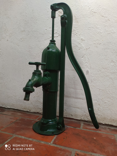 Bomba De Agua Antigua / Decoración. No Envio (Usado)
