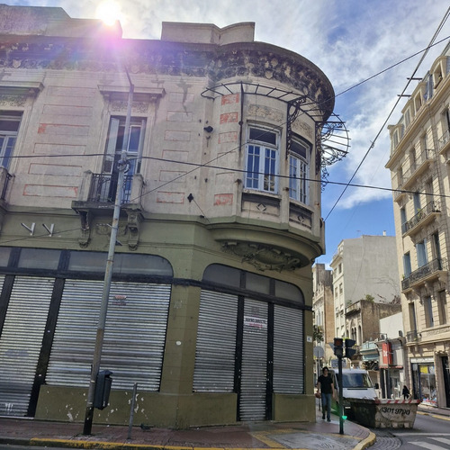 Ph Antiguo En Estado Original, En Una De Las Mejores Esquinas De San Telmo. Es Ideal Para Un Hostel, O Un Comercio, Tiene Terraza Propia Y Detalles De Epoca. Es Muy Amplio Y Luminoso