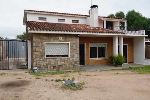 2 Hermosas Casas Con Playa De Estacionamiento Y Galpón De 120 M2