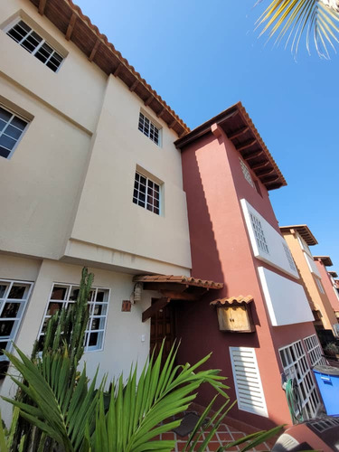 En Venta Townhouse Cr Villas Martinique, Con Patio 4 Habitaciones