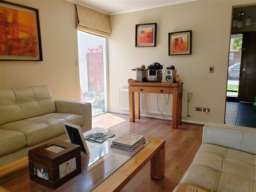 Casa En Venta De 4 Dorm. En Peñalolén