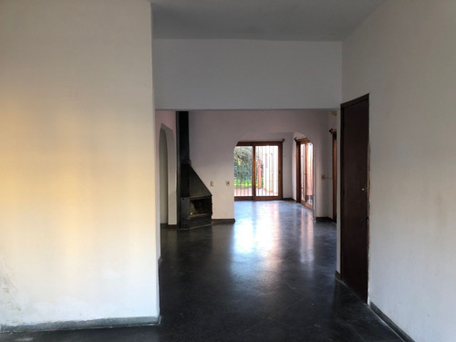 Lega Propiedades Vende Hermosa Casa Con Fondo.