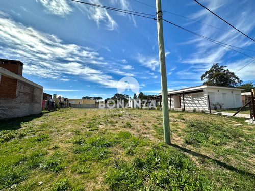 Terreno En Venta En Piriápolis, Los Ángeles. A 4 Cuadras De La Rambla Y Playa. 15 Metros De Frente.