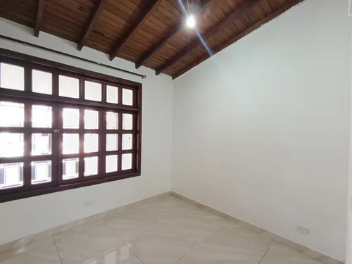 Casa En Venta En Prados Del Este. Cod V30246