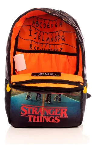 MOCHILA STRANGER THINGS PARCHES