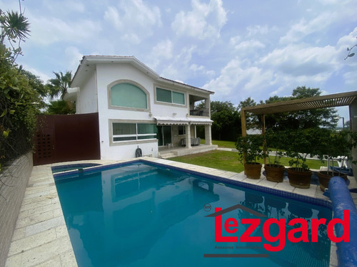 Amplio Refugio Familiar: Casa Con 5 Recámaras A La Venta En Lomas De Cocoyoc