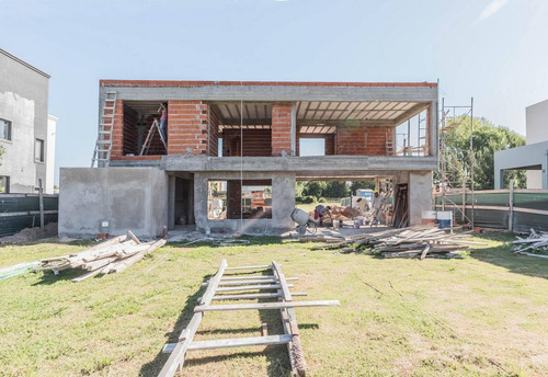Casa 4 Ambientes A Estrenar En El Rebenque