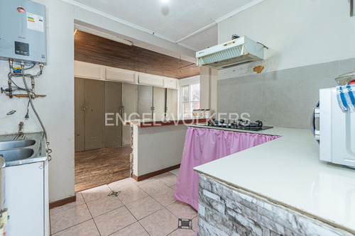 Casa En Amplio Terreno/villa Macul 4d/2b