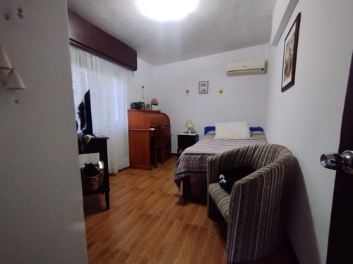 Se Vende Casa De 3 Dormitorios Con Gran Terreno Sobre Ruta 8 Próxima A Zona America