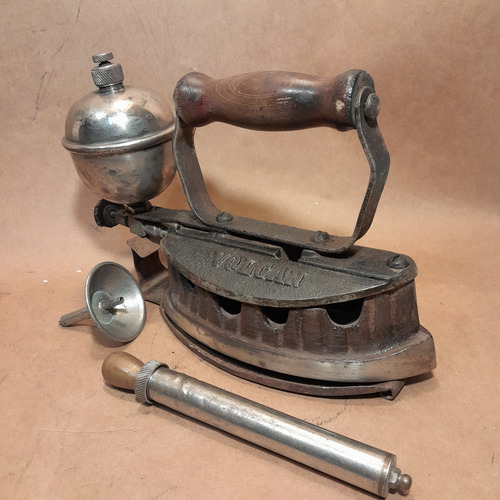Plancha Antigua A Kerosene Marca Volcan Con Accesorios (Usado)