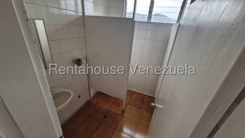 En Alquiler Excelente Oficina Ideal Y Funcional En La Urbina