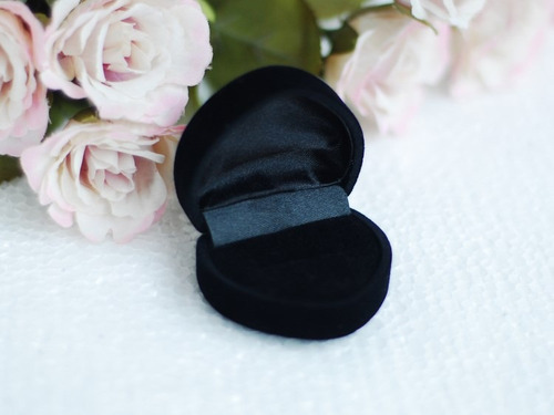 Hermoso Estuche Terciopelo Para Anillo De Compromiso Stock