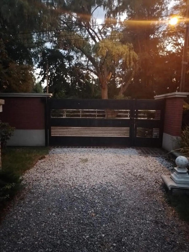 Casa En Venta - 4 Dormitorios 3 Baños - 2000mts2 - La Plata