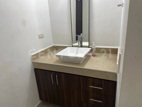 Casa En Renta De 3 Niveles En Esquina, Valle La Rioja, Apodaca, Nuevo León